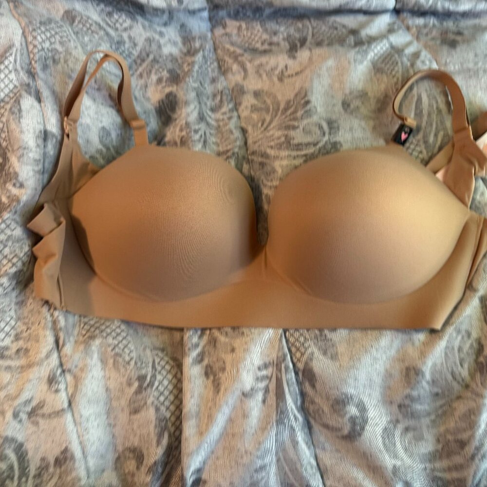 Victoria's Secret Padded Bra New with Tags Size 40 C Wireless